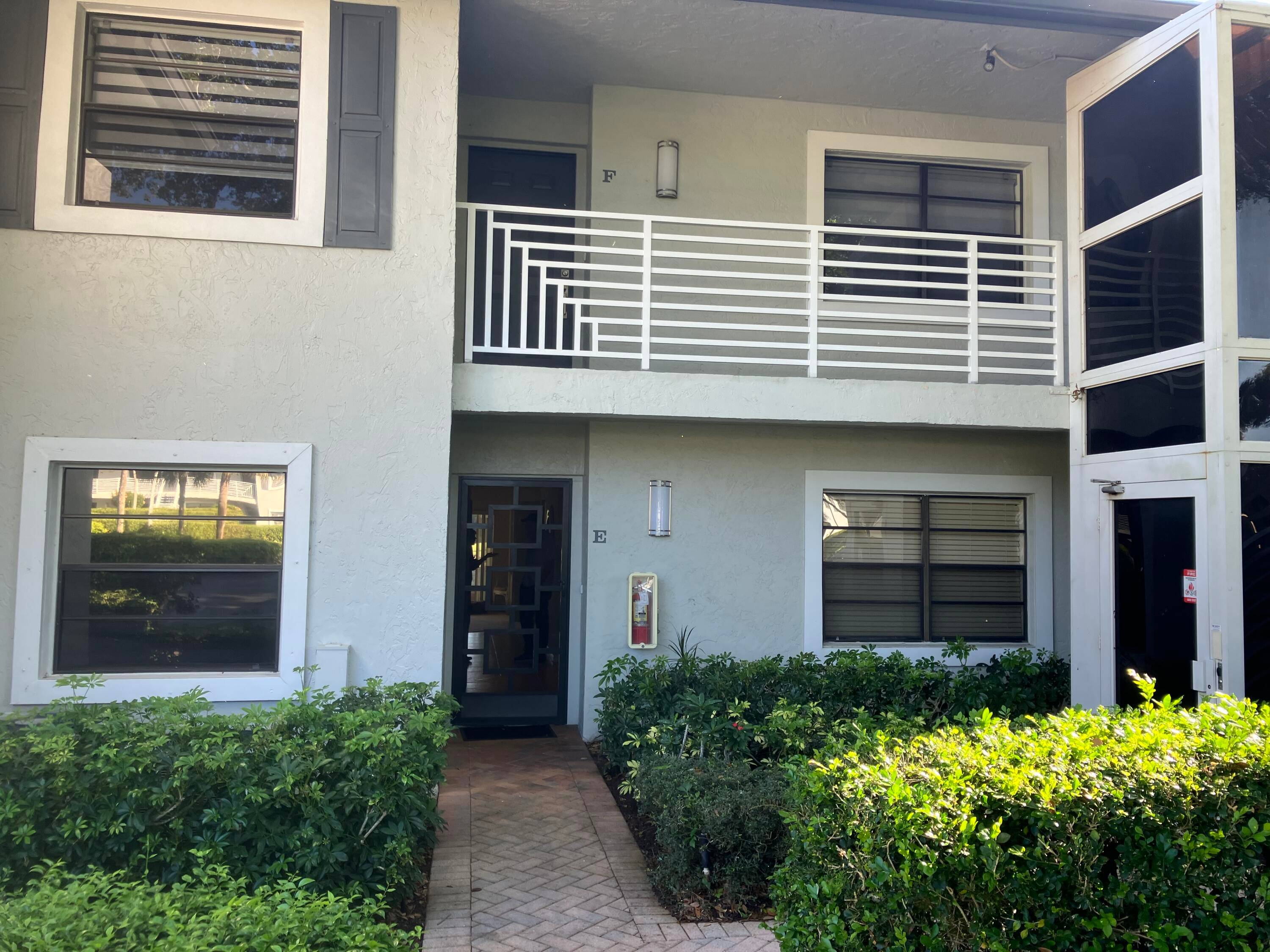 Enjoy the country club resort style living in friendly newly renovated HUNTERS RUN COUNTRY CLUB.