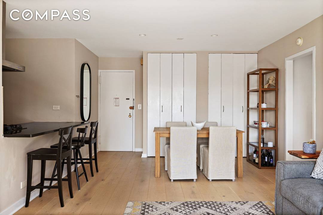 Refined Living with Open Views Perched on the 24th floor, this meticulously renovated residence with sweeping river views combines contemporary design with thoughtful craftsmanship.