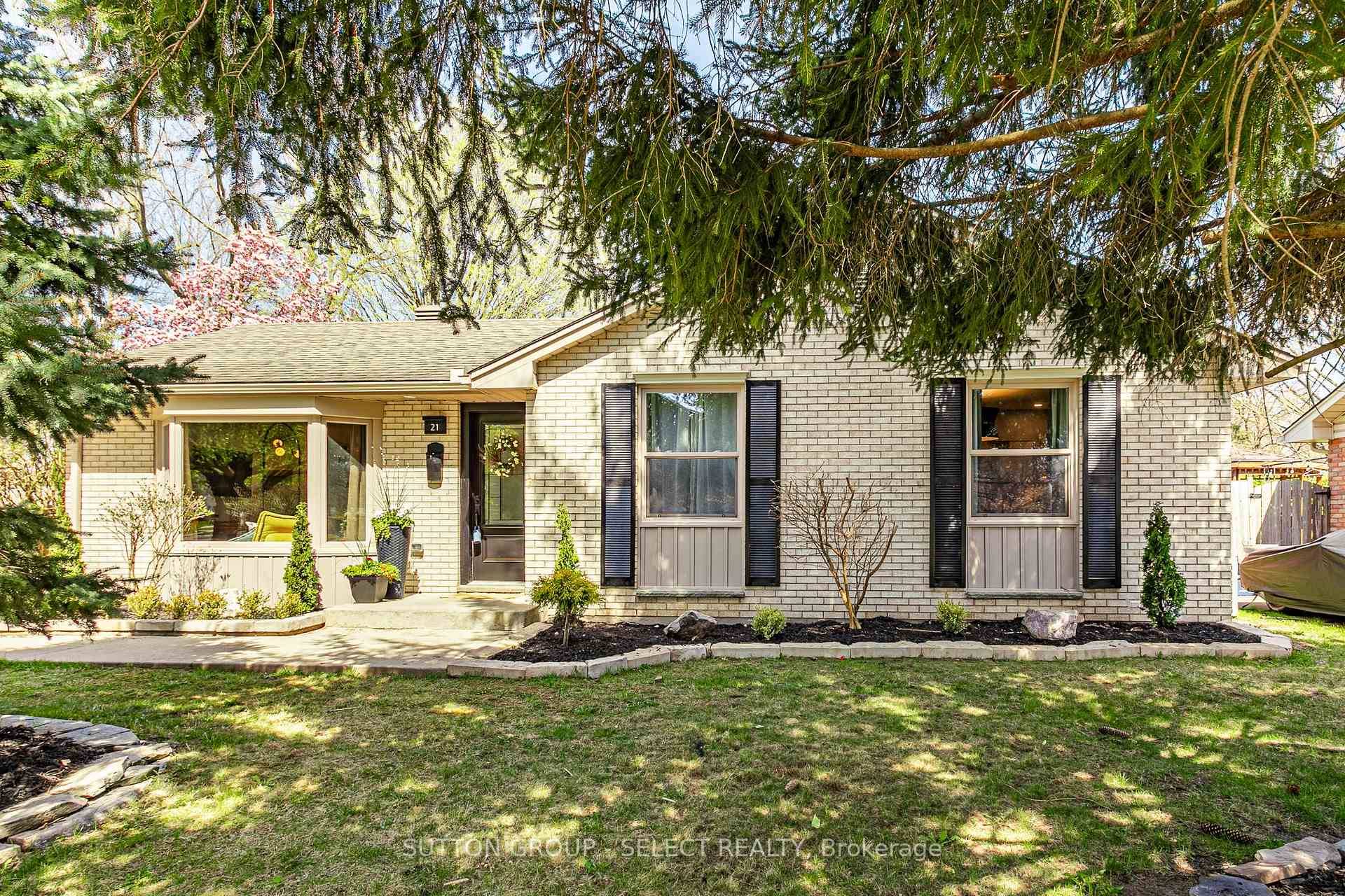 Stunning Renovated Bungalow in Sought After Northridge Welcome to this gorgeous, fully renovated bungalow nestled on a quiet, private court in the heart of Northridge, where lifestyle luxury and location ...