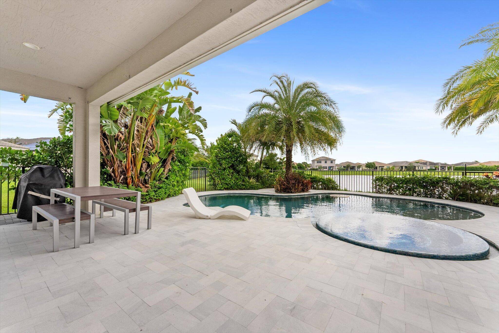 Gorgeous 3BR 2BA lakefront pool home in Westlake's Hammocks community !
