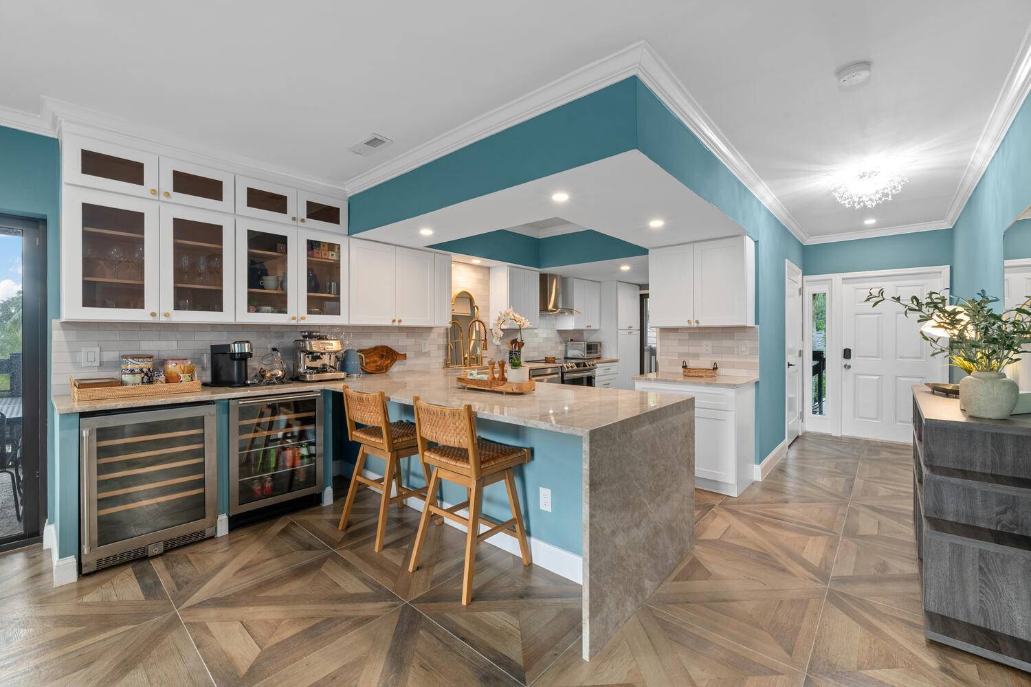 Newly renovated Hurlingham 3 bedroom condo is the ideal home away from home for your horse show season !