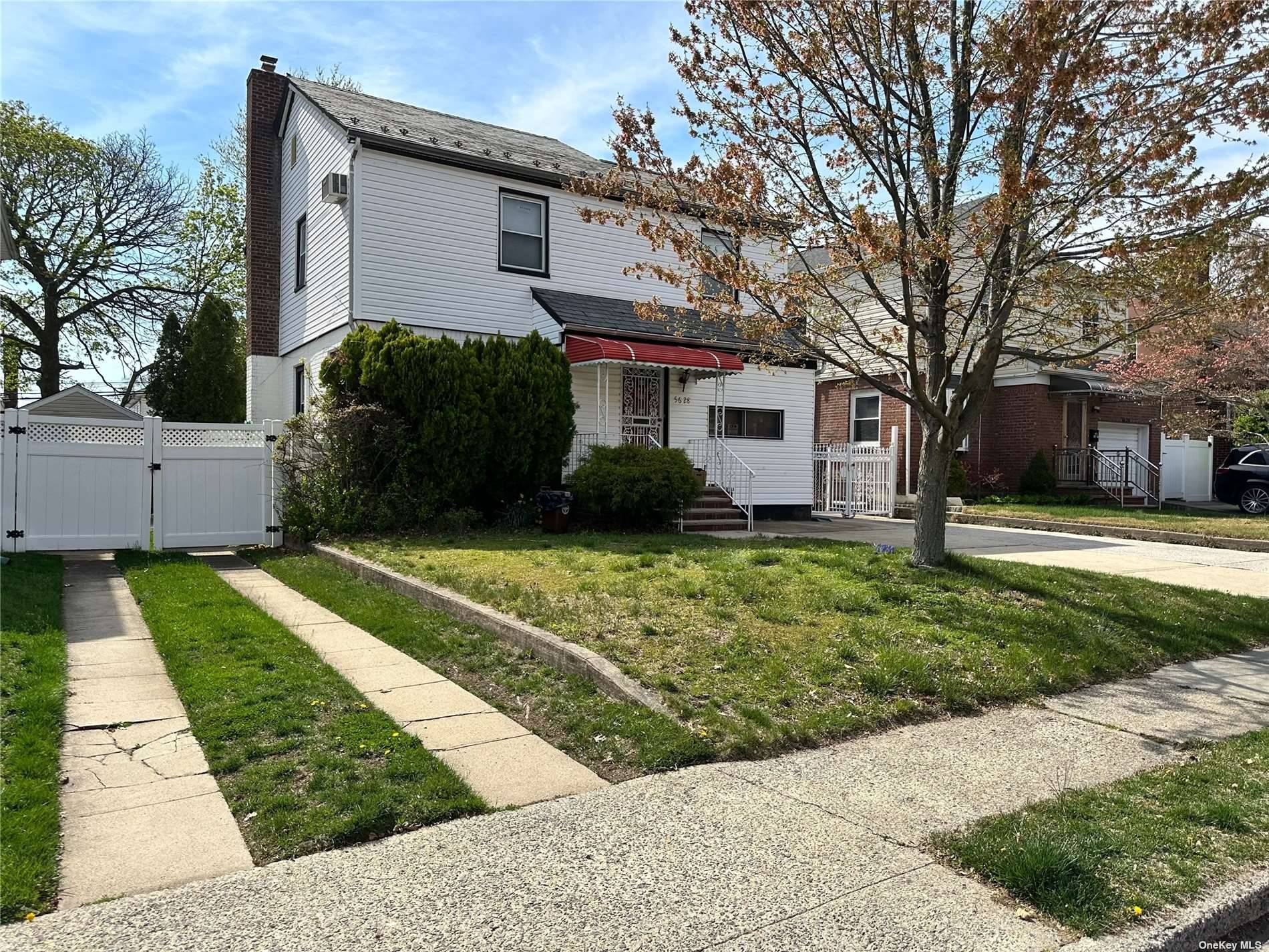 Beautiful 1 Family House in the heart of Bayside !
