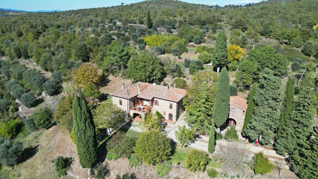 17th-century Tuscan country house with two annexes, 21 ha of woodland and olive groves, avenue of centuries-old cypress trees and breathtaking views.