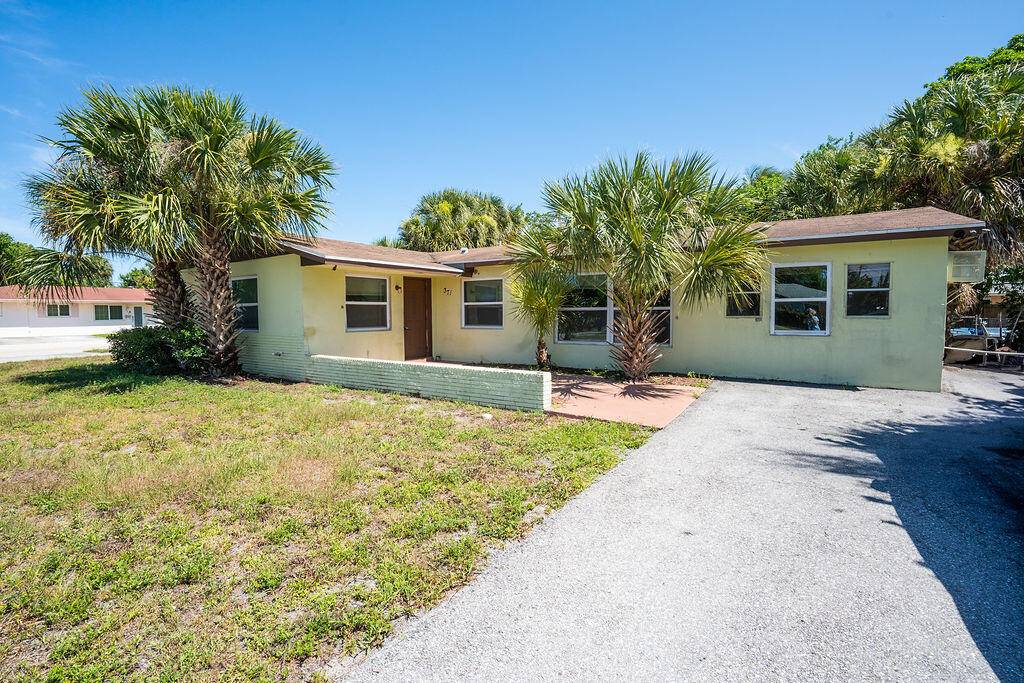 Charming 3 bedroom, 1. 5 bath single family home offering tons of potential !