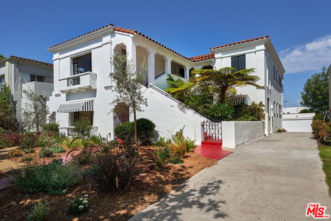 1087  S GENESEE AVE 3BR La
