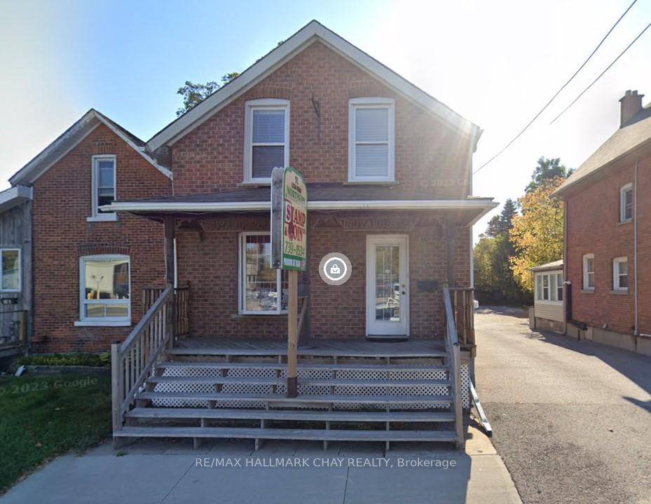 Charmining updated one bedroom apartment with a large deck, close to waterfront, Hwy 400 and everything Barrie has to offer.
