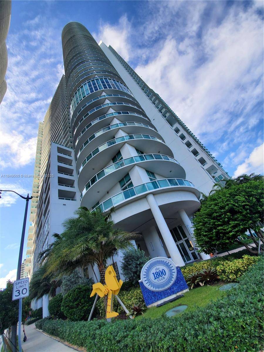Enjoy the best of urban living in this bright and spacious 1 bedroom, 1 bathroom apartment with 839 square feet of modern comfort.