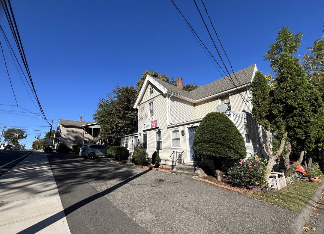 Rare Mixed Use Investment Opportunity in Prime Berlin Location !