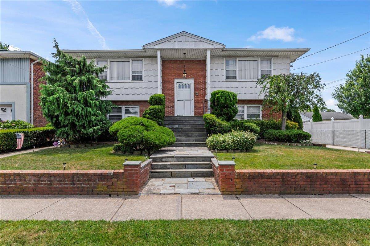 This 5 bdrm 4 bth gem with a lush backyard just got a strategic price adjustment and it's turning heads.