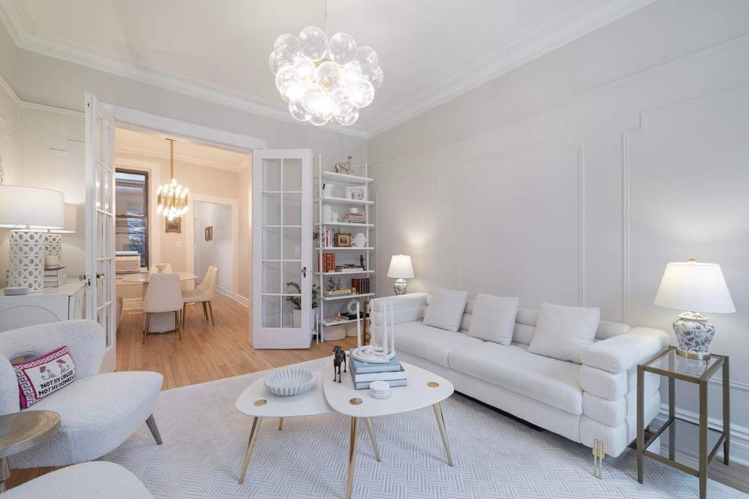 Welcome to Apartment 4E at 350 W 48th Street a beautifully renovated, sun filled home in the heart of Hell s Kitchen.