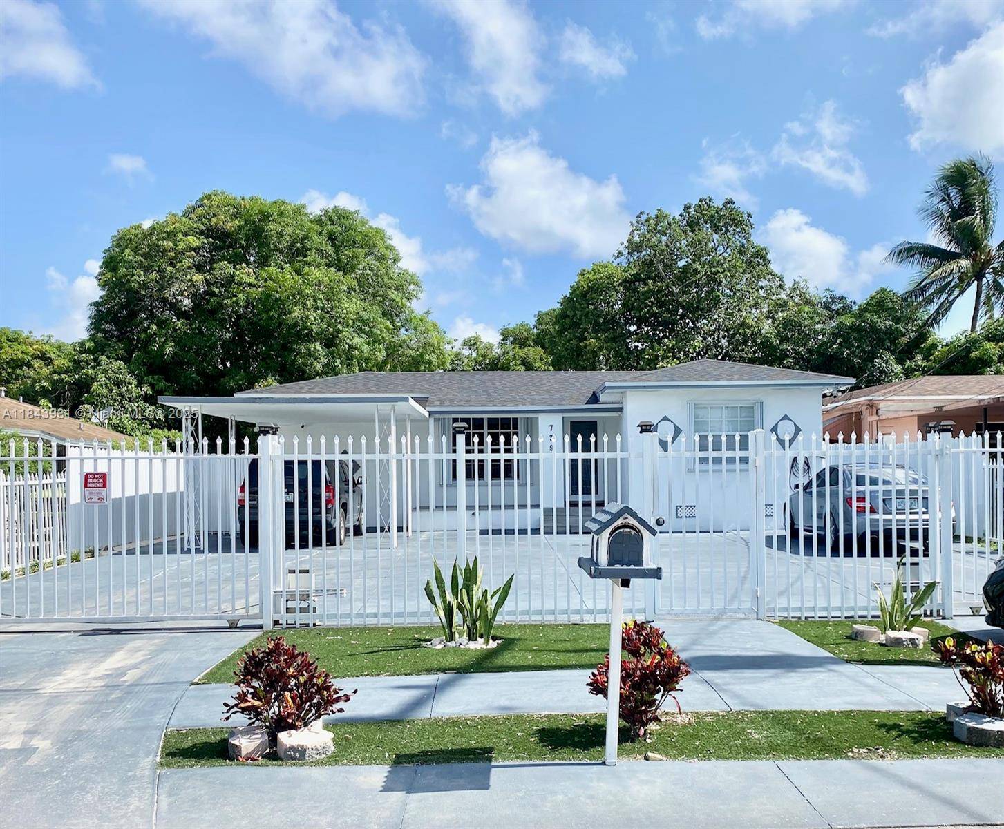GORGEOUS 3 BEDROOMS 2 BATHS HOME WITH A BEAUTIFUL BACKYARD GREAT FOR ENTERTAINMENT !