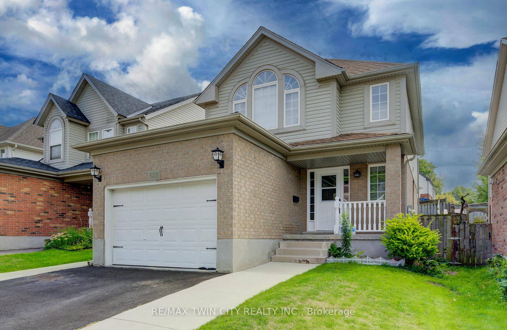 Nestled in a sought after neighbourhood close to top rated schools, major anchor plazas, and everyday amenities, this beautifully maintained 3 bedroom, 2.