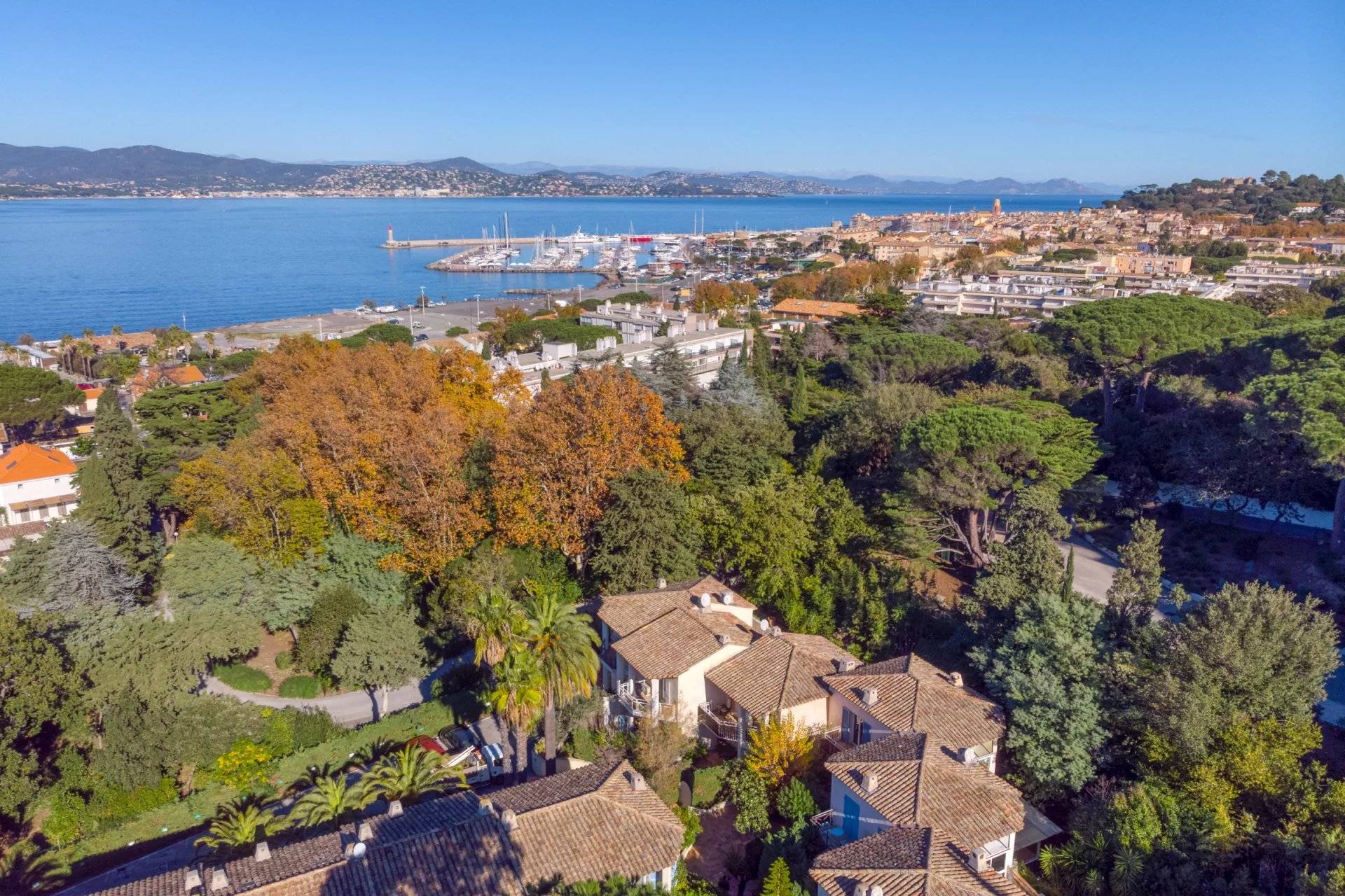 Saint-Tropez, the village on foot