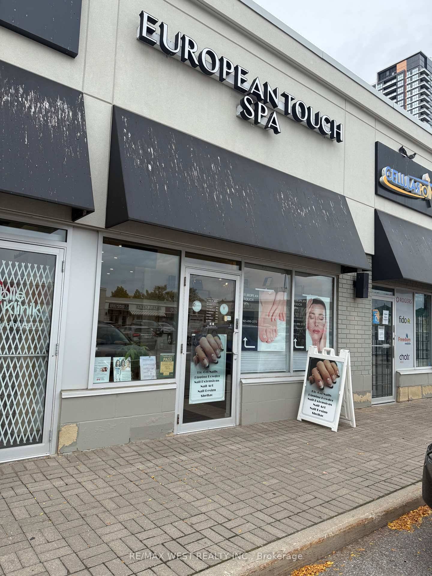 A beautiful, private SPA room Room 1 is now available for rent inside a modern, upscale beauty SPA Salon in Mississauga, just steps from Hurontario and Eglinton Ave W.