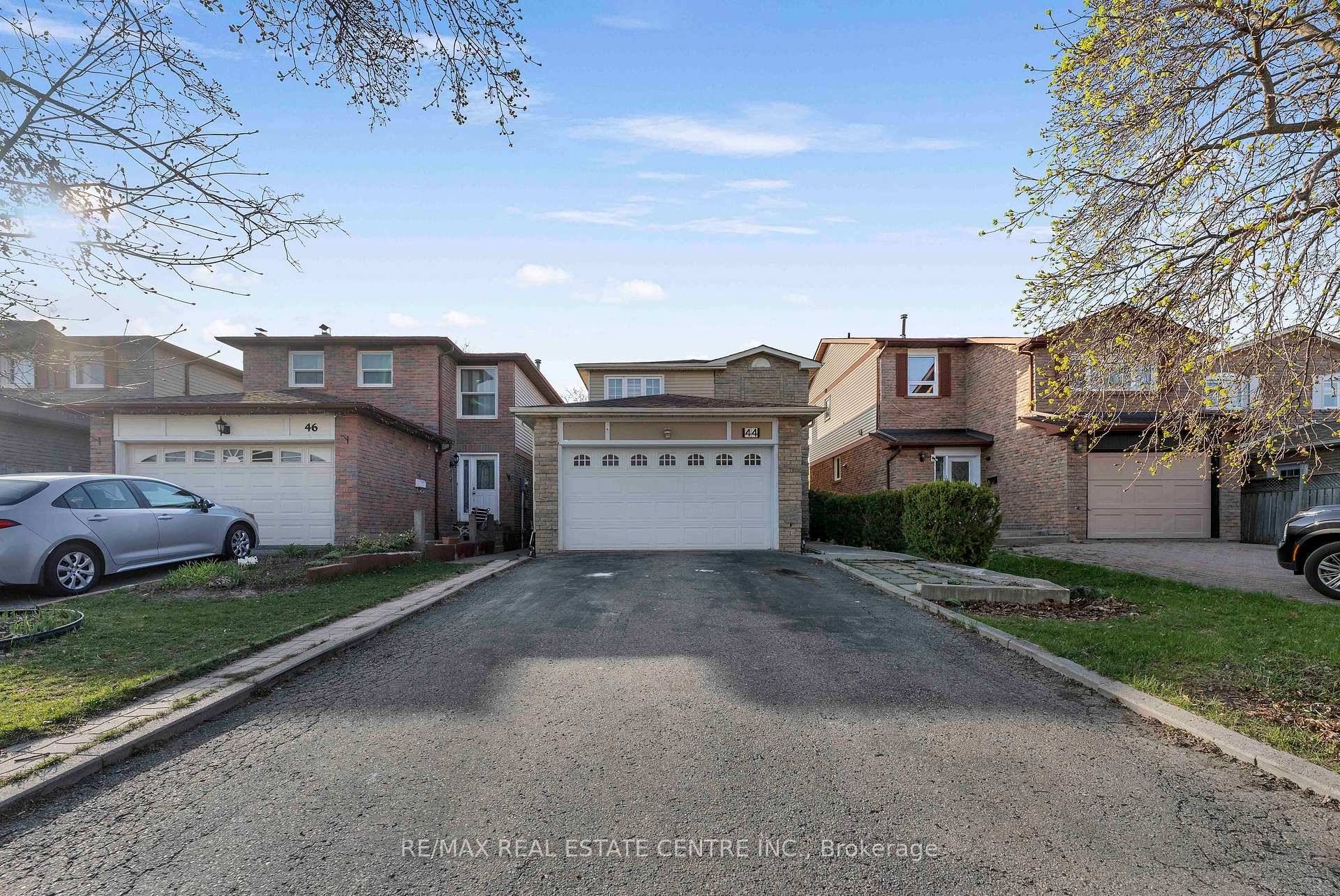 Welcome to this stunning, newly renovated home located in the heart of Brampton, featuring 4 spacious bedrooms upstairs, 2 additional bedrooms in the finished basement with a separate side entrance, ...