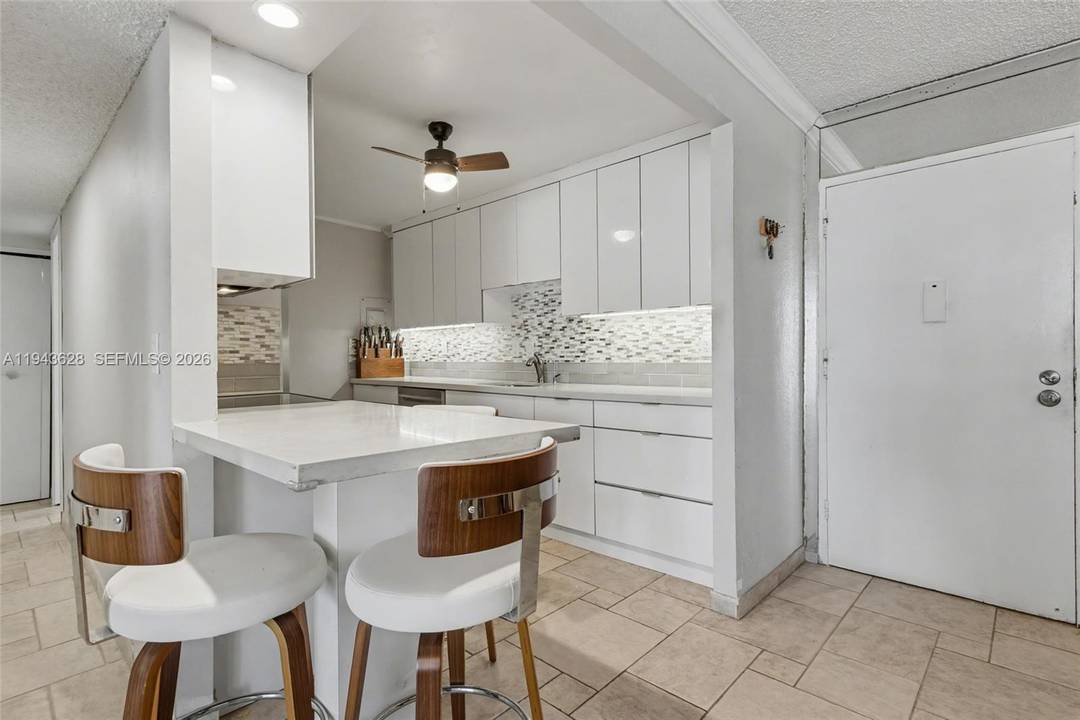 Beautiful 2BR 2BA condo on Hollywood Beach with stunning Intracoastal views and breathtaking sunsets.