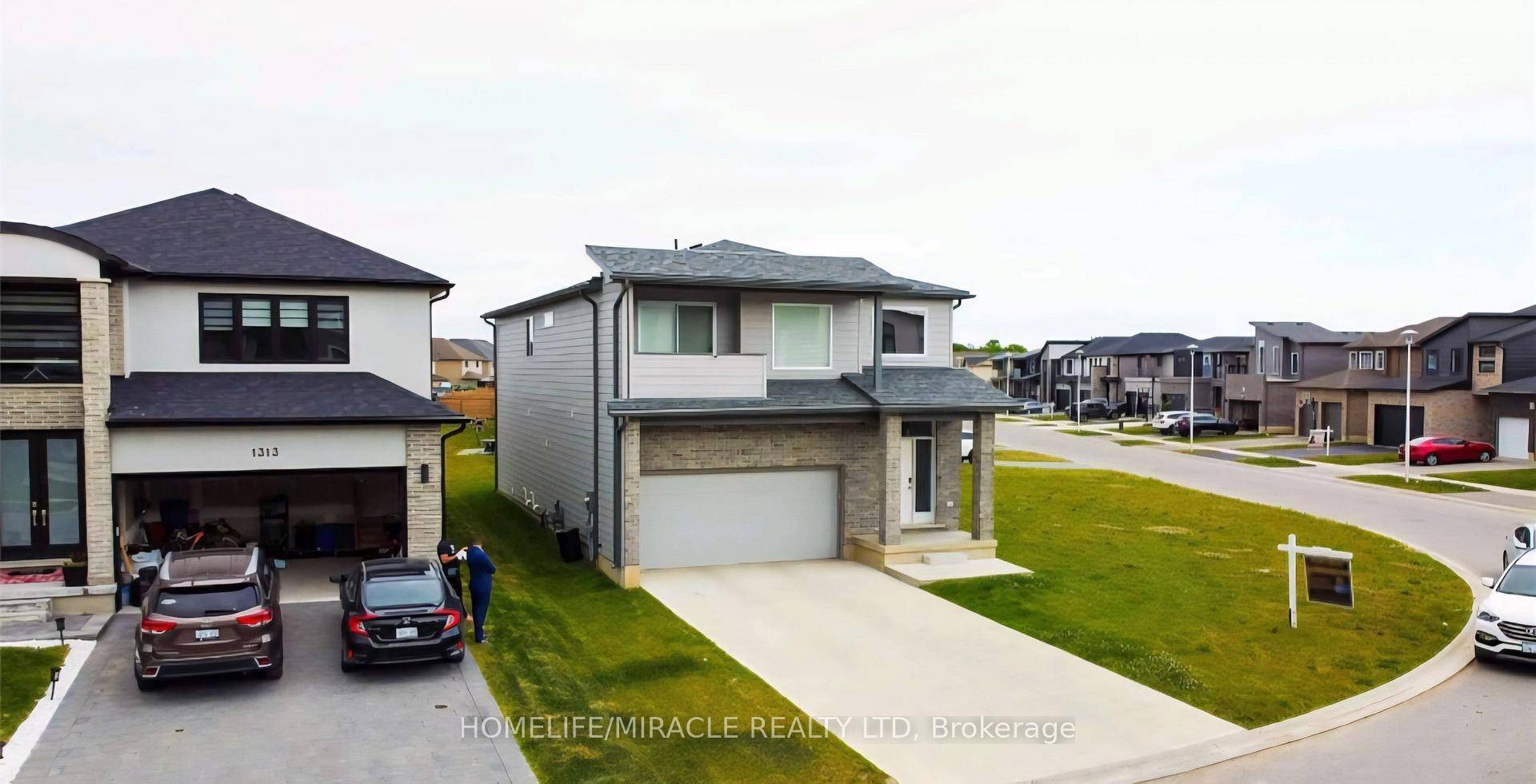 Stunning modern detached home situated on an expansive unique lot in London !