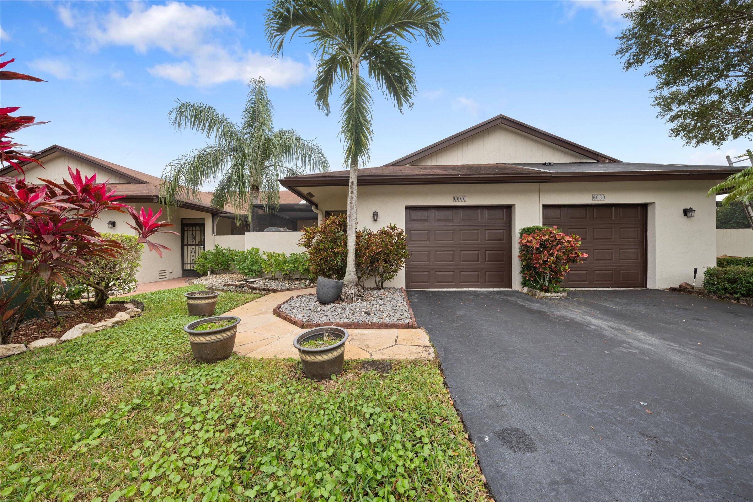 Come see this warm, beautiful 2 bedroom, 2 bathroom, 1 car garage villa in The Landings on Cypress Greens.