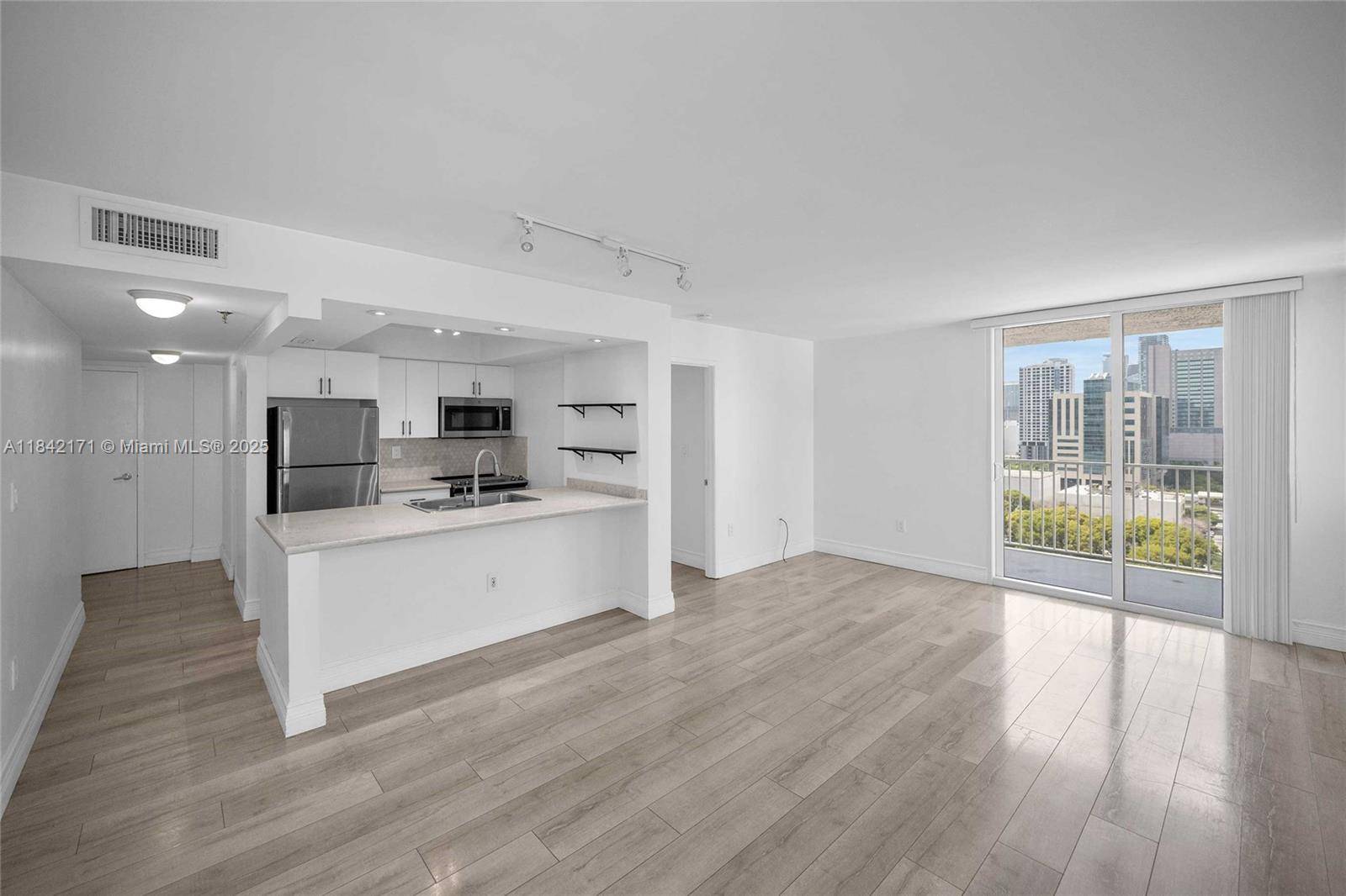 Beautiful and bright corner 2 2 in the heart of Downtown Miami !