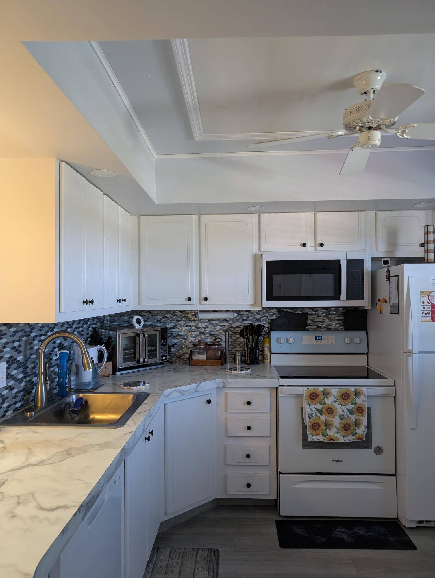 Beautiful 2 Bed 2 Bath Corner Unit condo in over 55 communities.