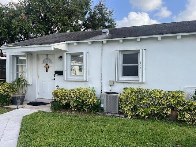 NICE 1 1 CONDO IN 55 COMMUNITY WITH COMMUNITY POOL AND CLUBHOUSE.