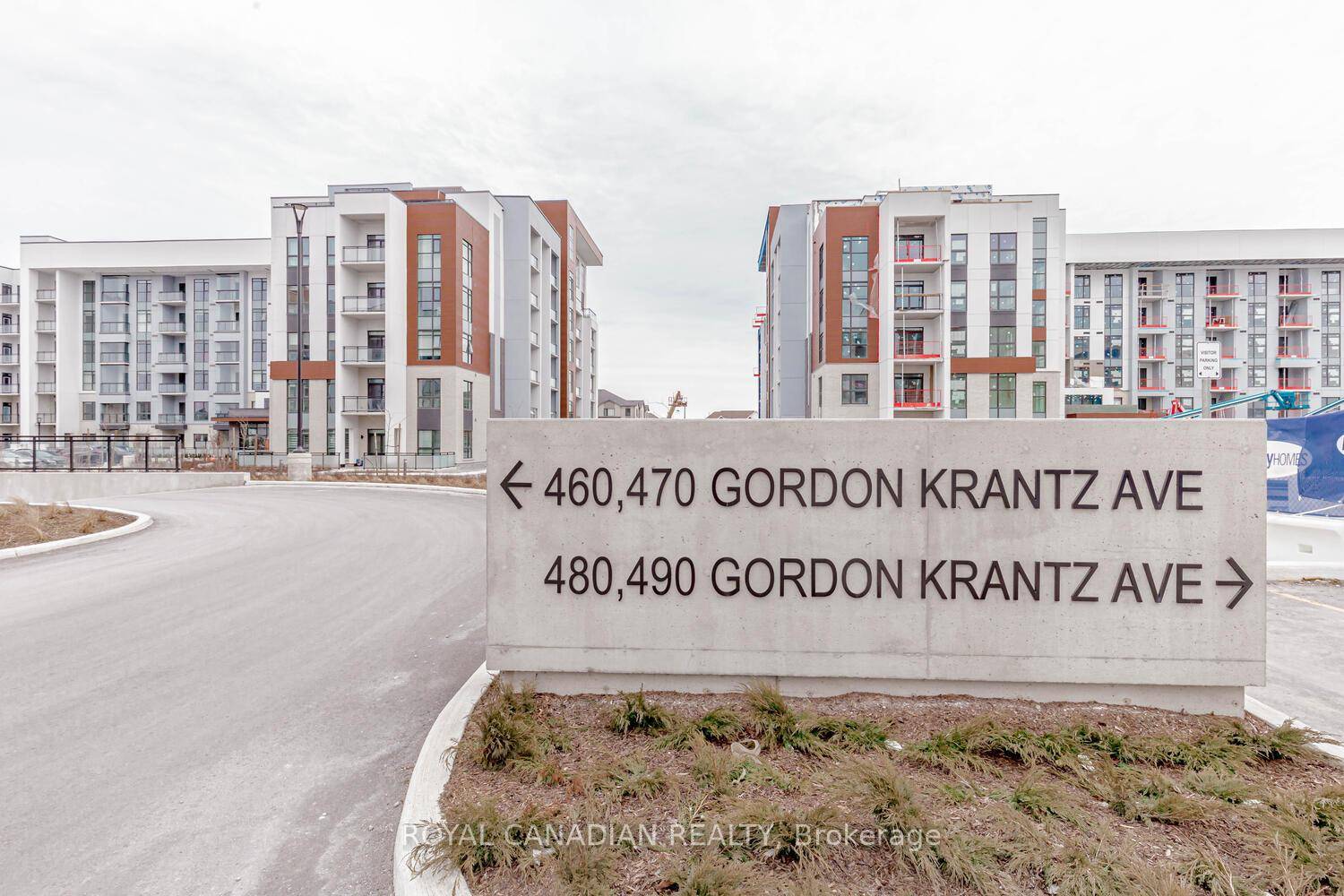Beautiful 1 year old Unit with 695 sq ft, and with Excellent View for Lease !