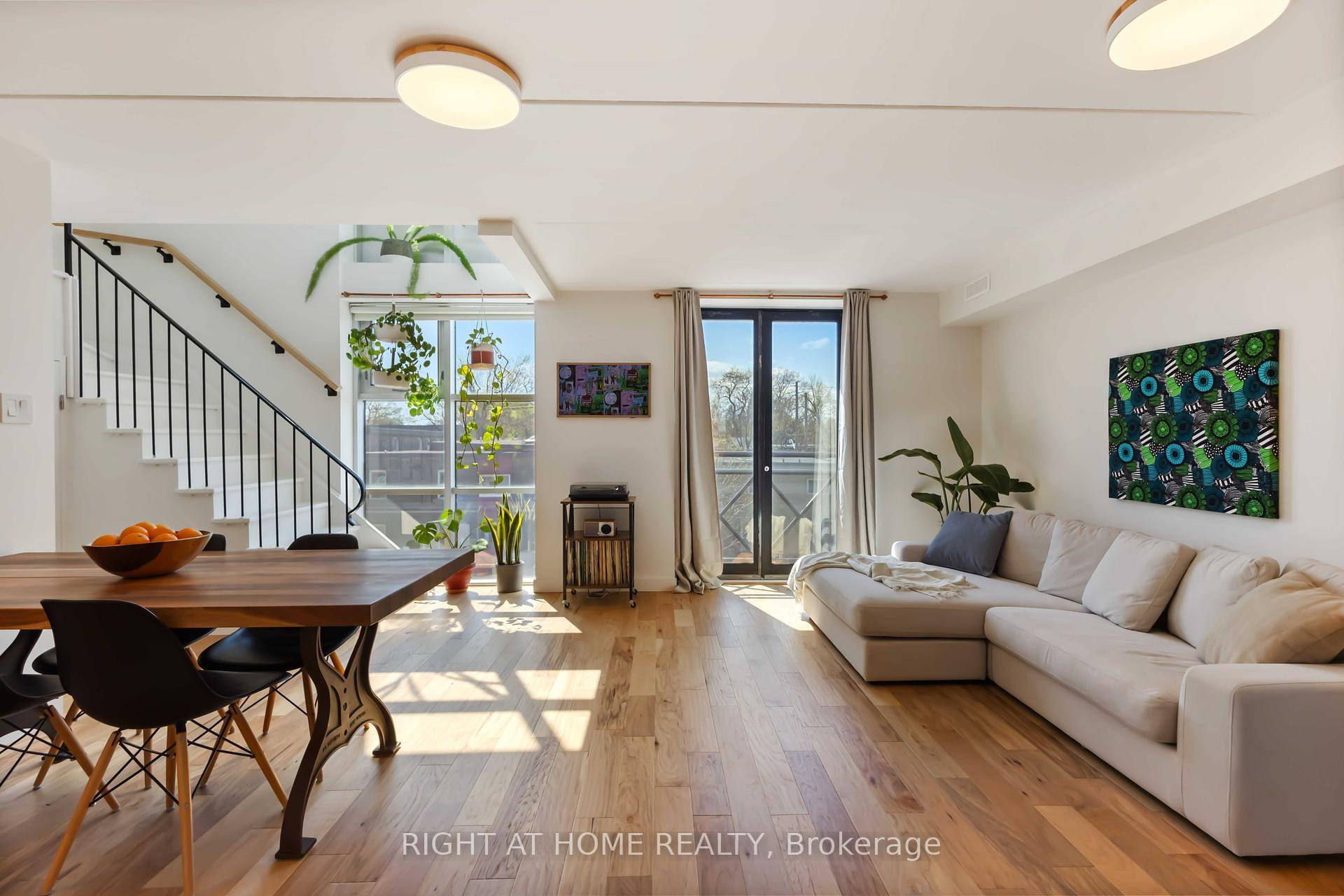 Super Stylish Two Storey Loft Nestled In The Trendy Upper Beaches.