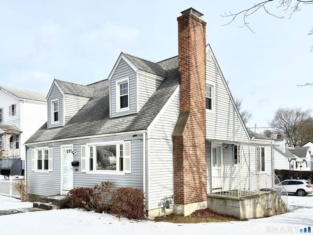 Enjoy this lovely Cape Cod style single family home for rent, located in a cozy North End Bridgeport neighborhood, conveniently close to Sacred Heart University, Fairfield University, and major medical ...