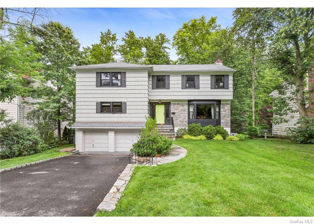 Modern and bright center hall colonial !