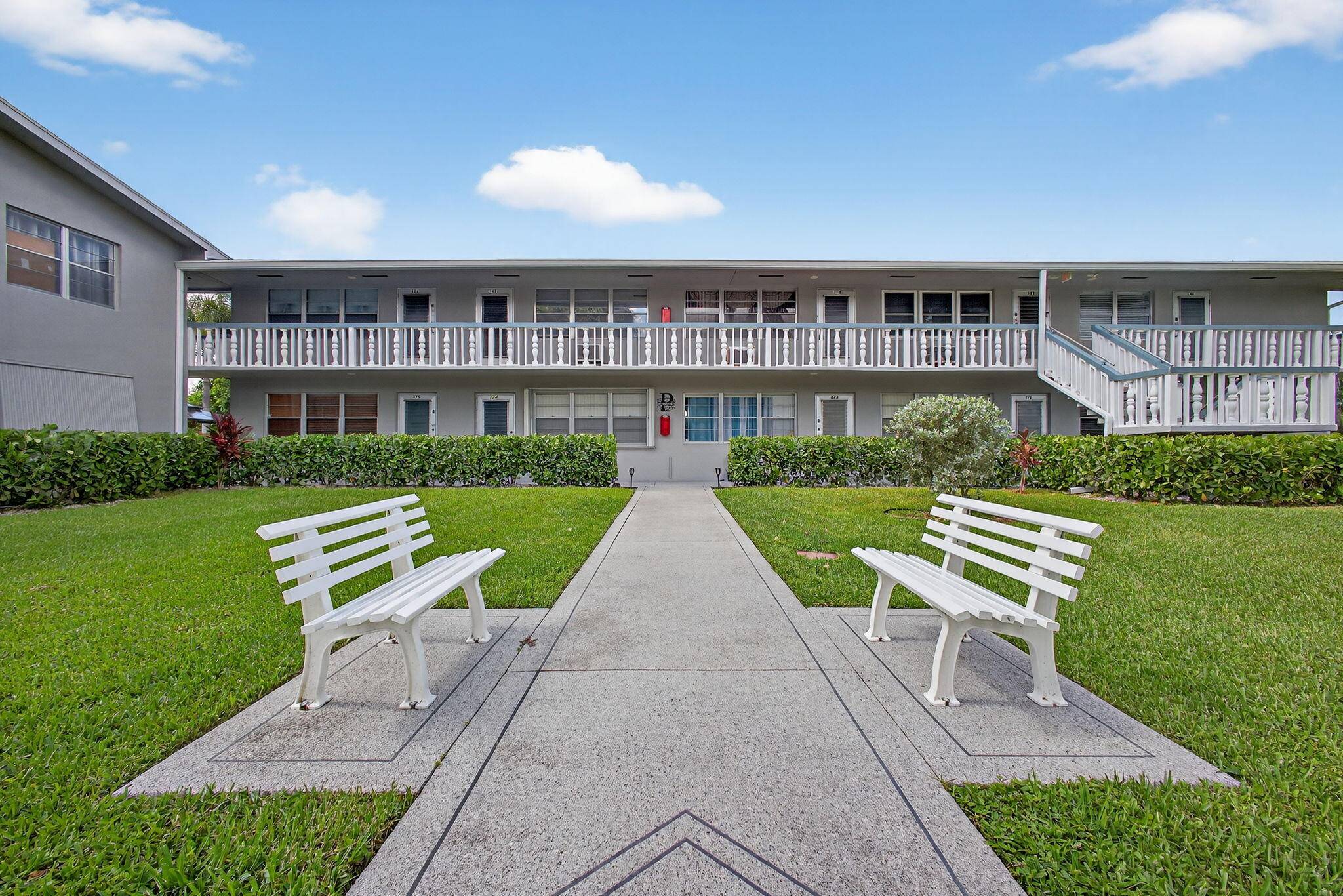 CHARMING MOVE IN READY 1 BED 1 BATH CONDO IN THE HIGHLY SOUGHT AFTER CENTURY VILLAGE OF WEST PALM BEACH A GATED COMMUNITY FOR ACTIVE ADULTS55.