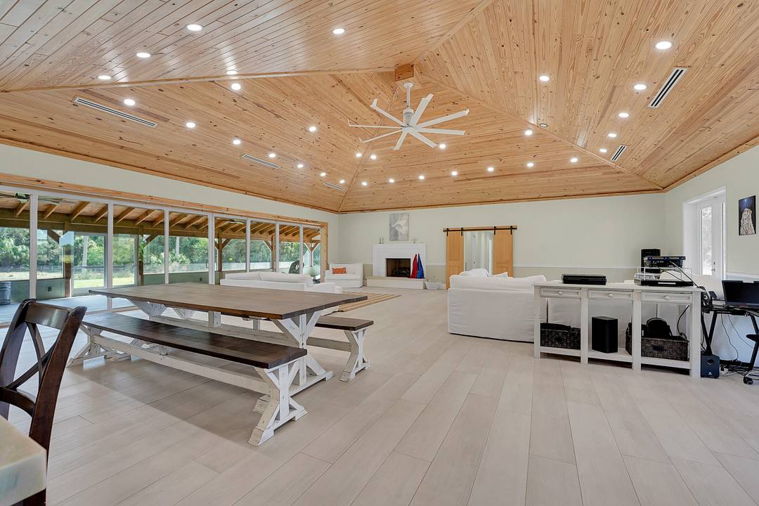 Country living with High level finishes you would normally see in a waterfront mansion.