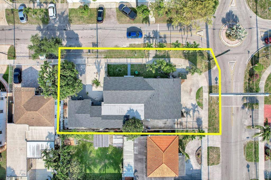 This fully updated corner Trplex offers exceptional privacy, lots of parking, and prime location in the sought after Flagami area.