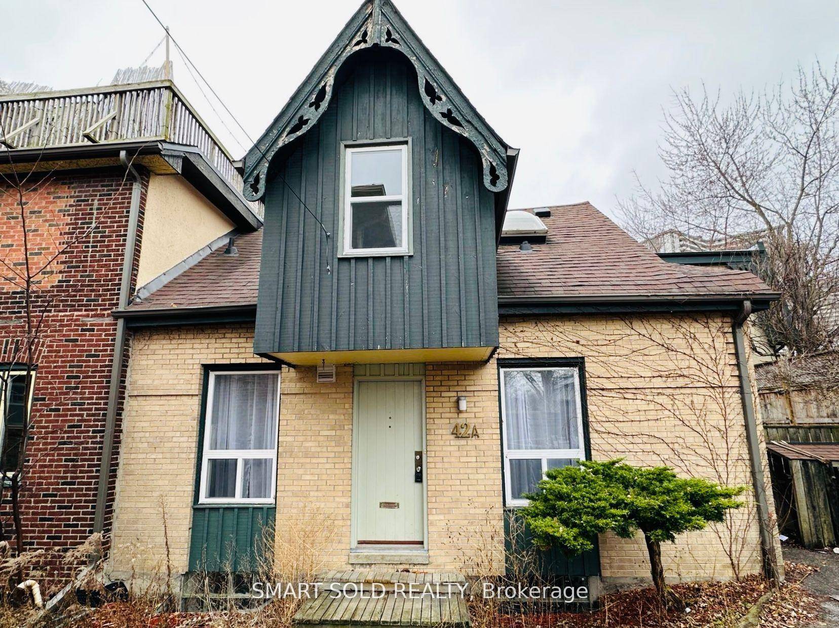 Charming And Bright Private Coach House On One Of The Best Streets In Cabbage Town !
