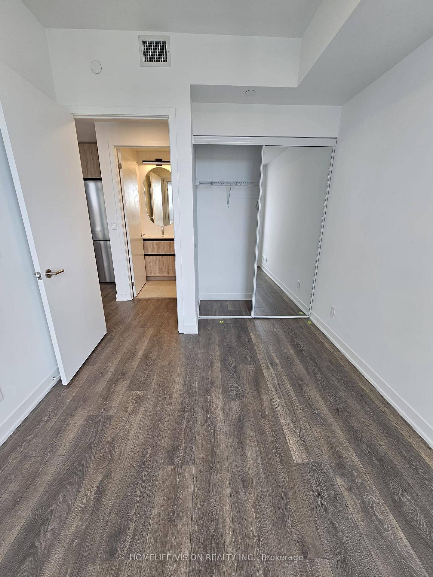 Welcome to the luxurious Beverley building, Featuring 2 bedrooms with an extra den, One Parking amp ; A Locker Included, The main bedroom has large floor to celling windows and ...
