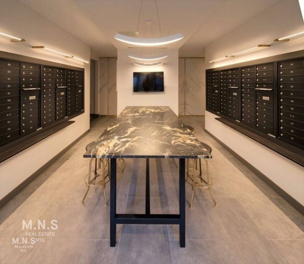 Luxury One Bed Available Now in Prime Chelsea !