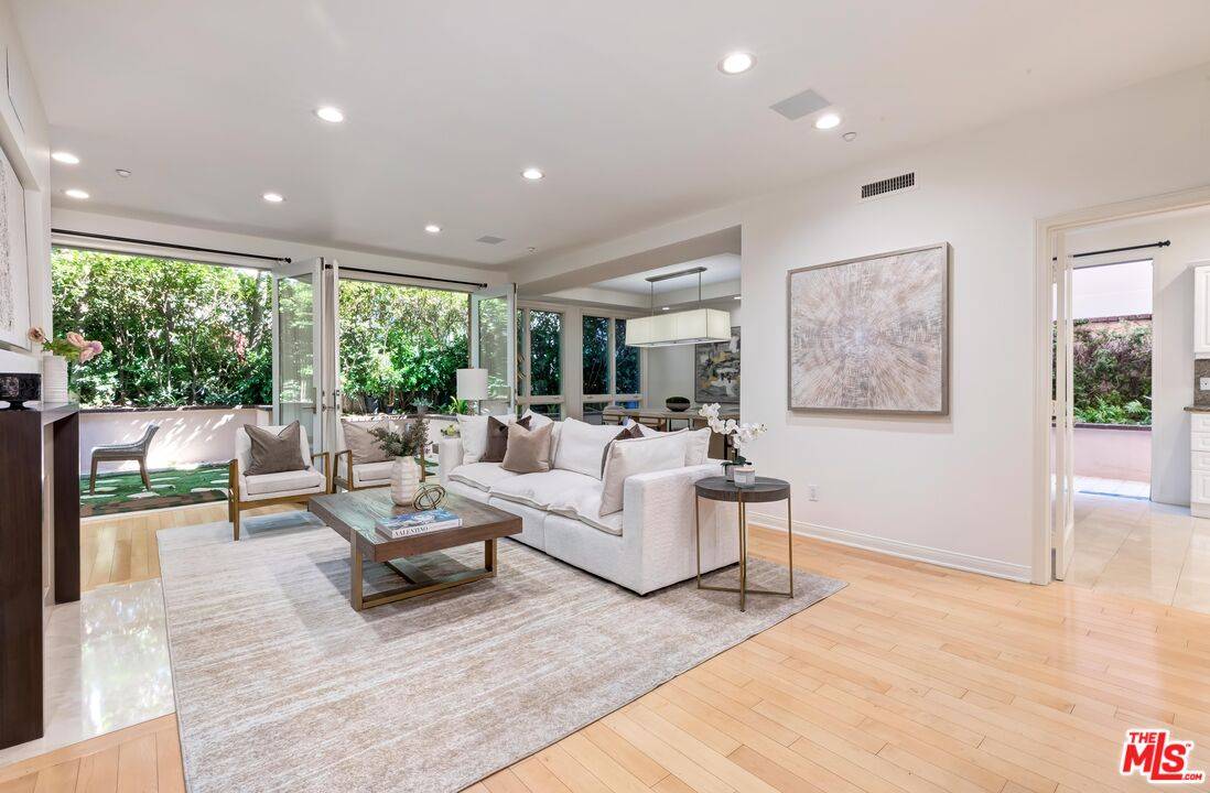 121  N Almont Dr 2BR Beverly Grove La