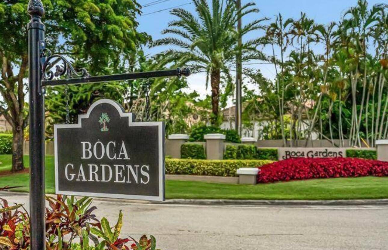 This stunning 2 2 townhouse offers a spacious backyard with a large grassy area, perfect for relaxation.