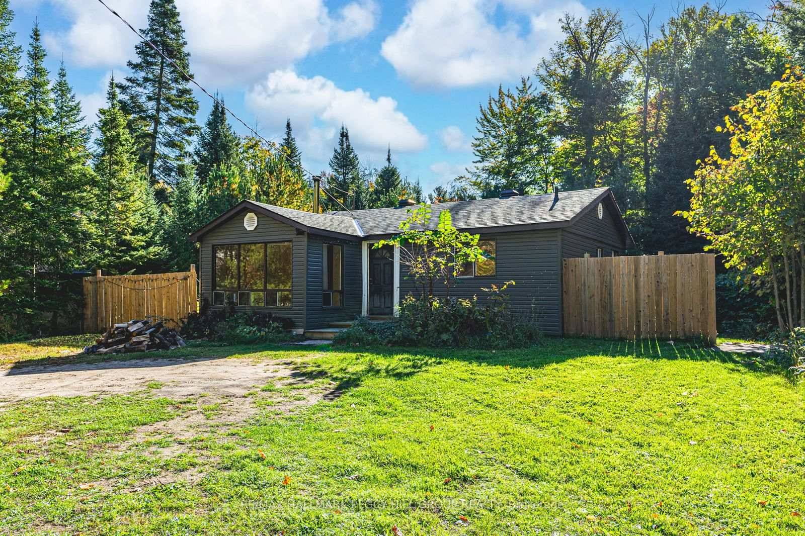 PRIVATE, PEACEFUL LIVING NESTLED IN NATURE amp ; JUST MINUTES FROM GEORGIAN BAY !