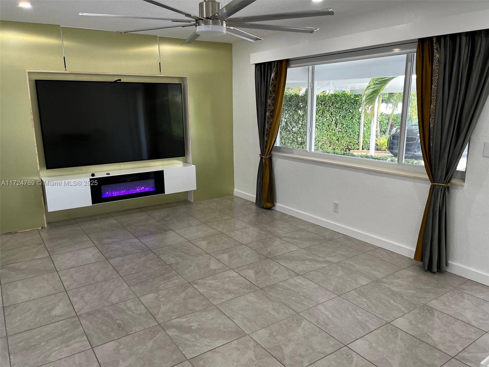 3 BED 2 BATH HOME INVESTMENT PROPERTY HOLLYWOOD HILLS ADJACENT CIRCLE DRIVE WITH CARPORT FULL IMPLACT WINDOWS AND DOORS FENCED BACK YARD HOUSE ON CITY WATER SPRINKLERS ON WELL 12 ...