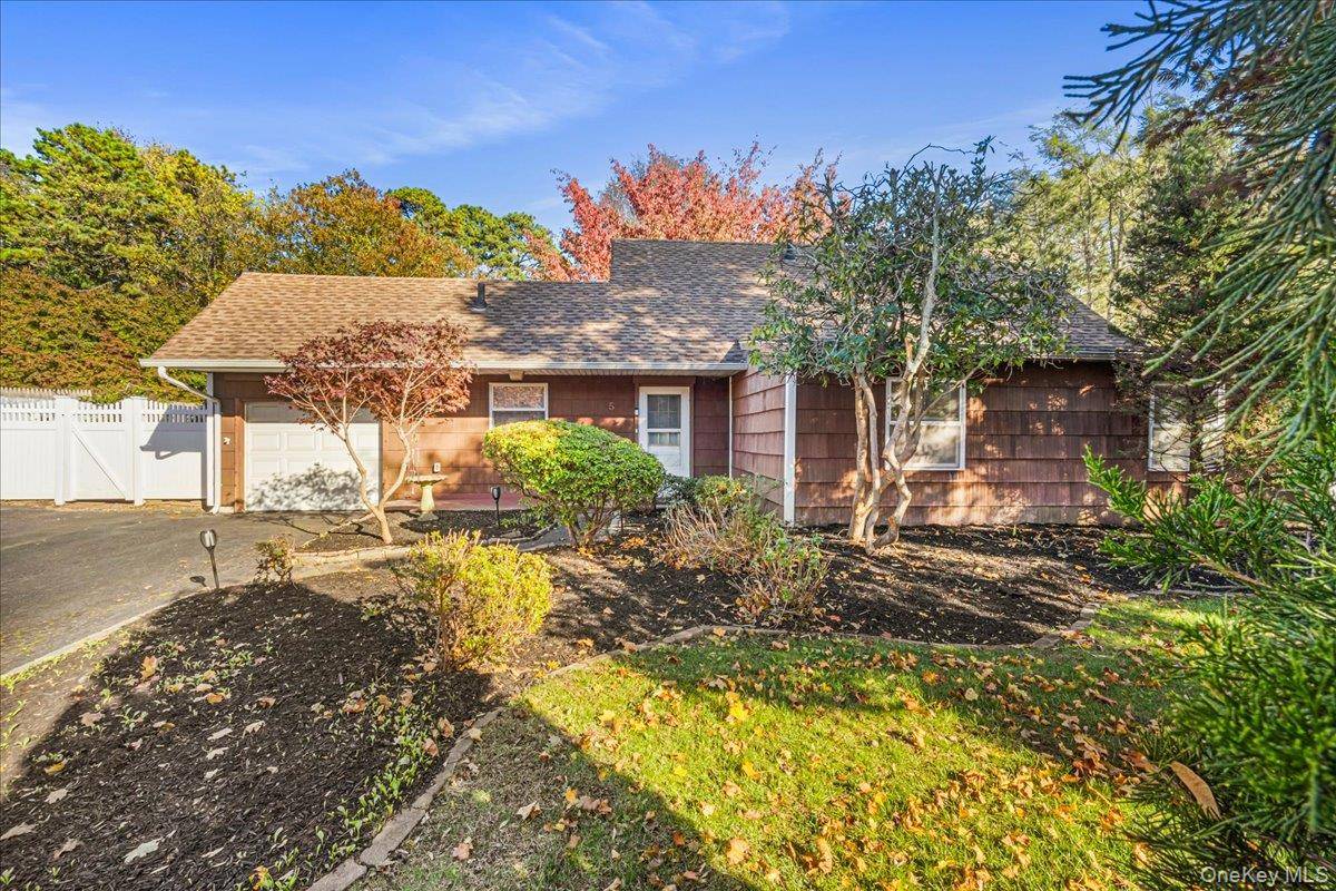 Four Bedroom, Two Bath Ranch in highly desired Pines section of Medford.