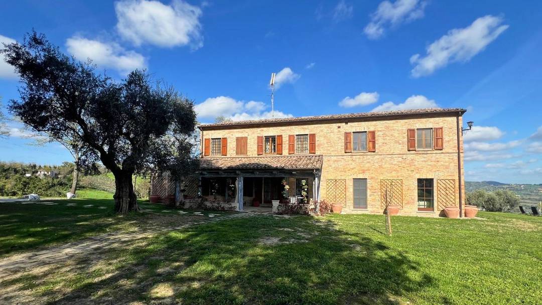 Luxury villa to Fano featuring modern amenities, 4 bedrooms, 1.3 hectares of land, olive groves, an orchard and the potential for a swimming pool.