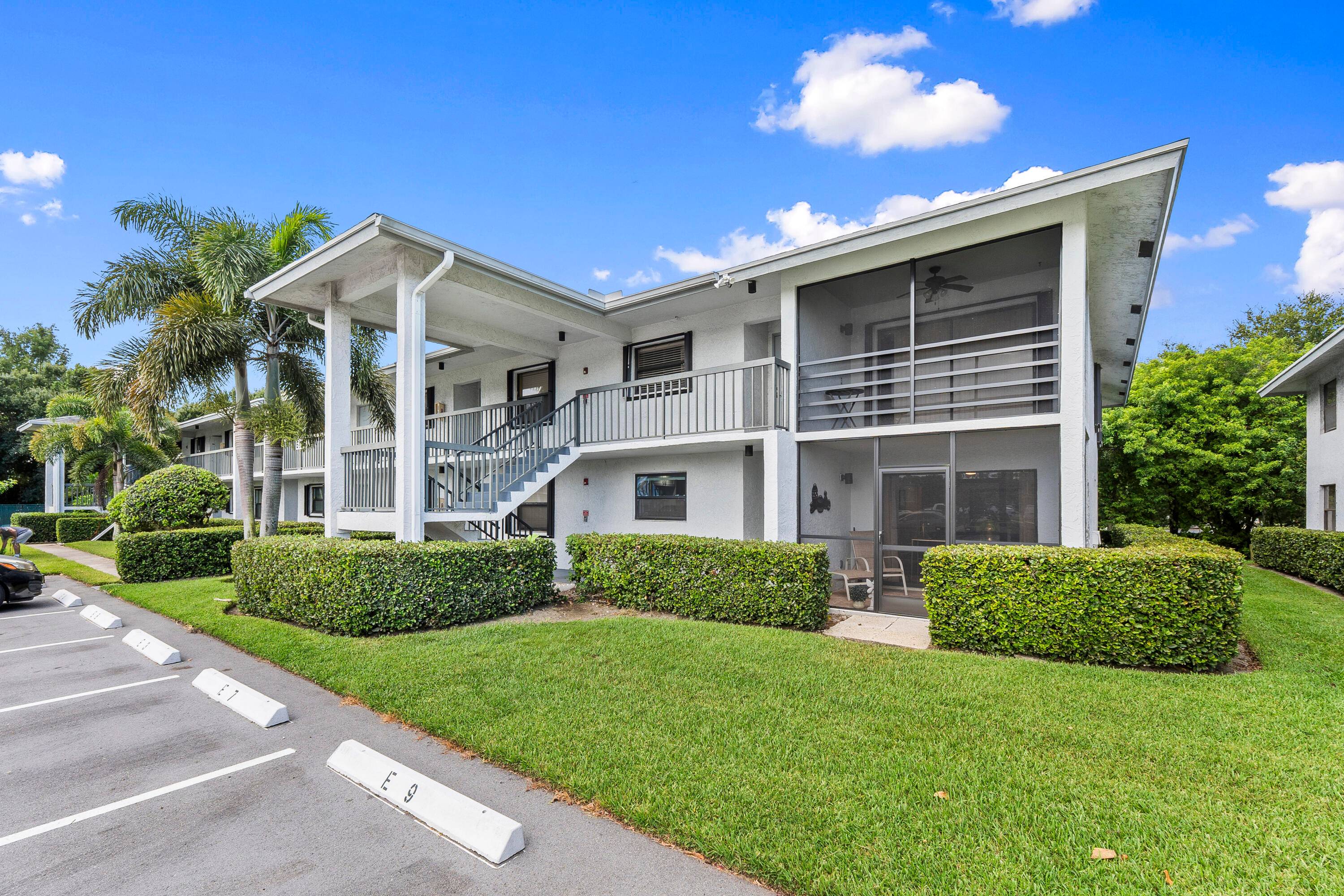 Completely renovated 1st Floor 3 Bed 2 Bath corner condo in Stuart's Parkview.