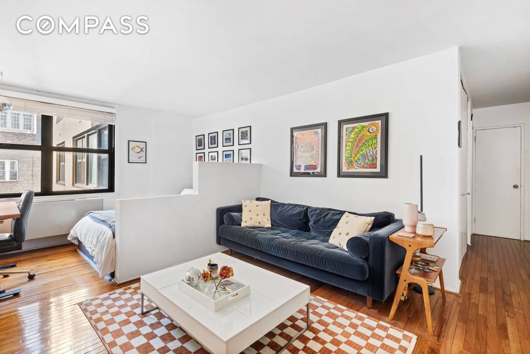 LARGE, SUN FILLED ALCOVE STUDIO IN PRIME GRAMERCY Perfectly positioned at the corner of historic Irving Place and 18th Street, this spacious alcove studio at Gramercy Plaza offers the ideal ...