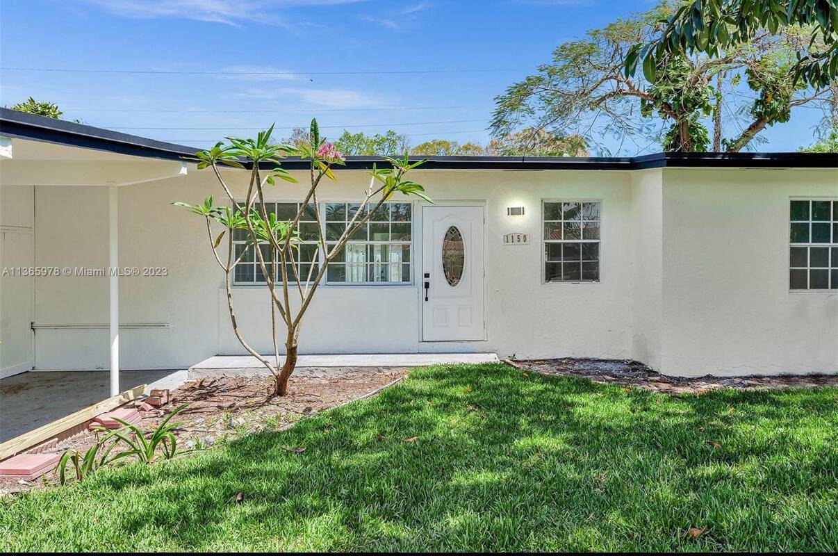 Discover your dream home in Plantation, FL, with this charming single family house featuring 3 spacious bedrooms and 2 modern bathrooms.