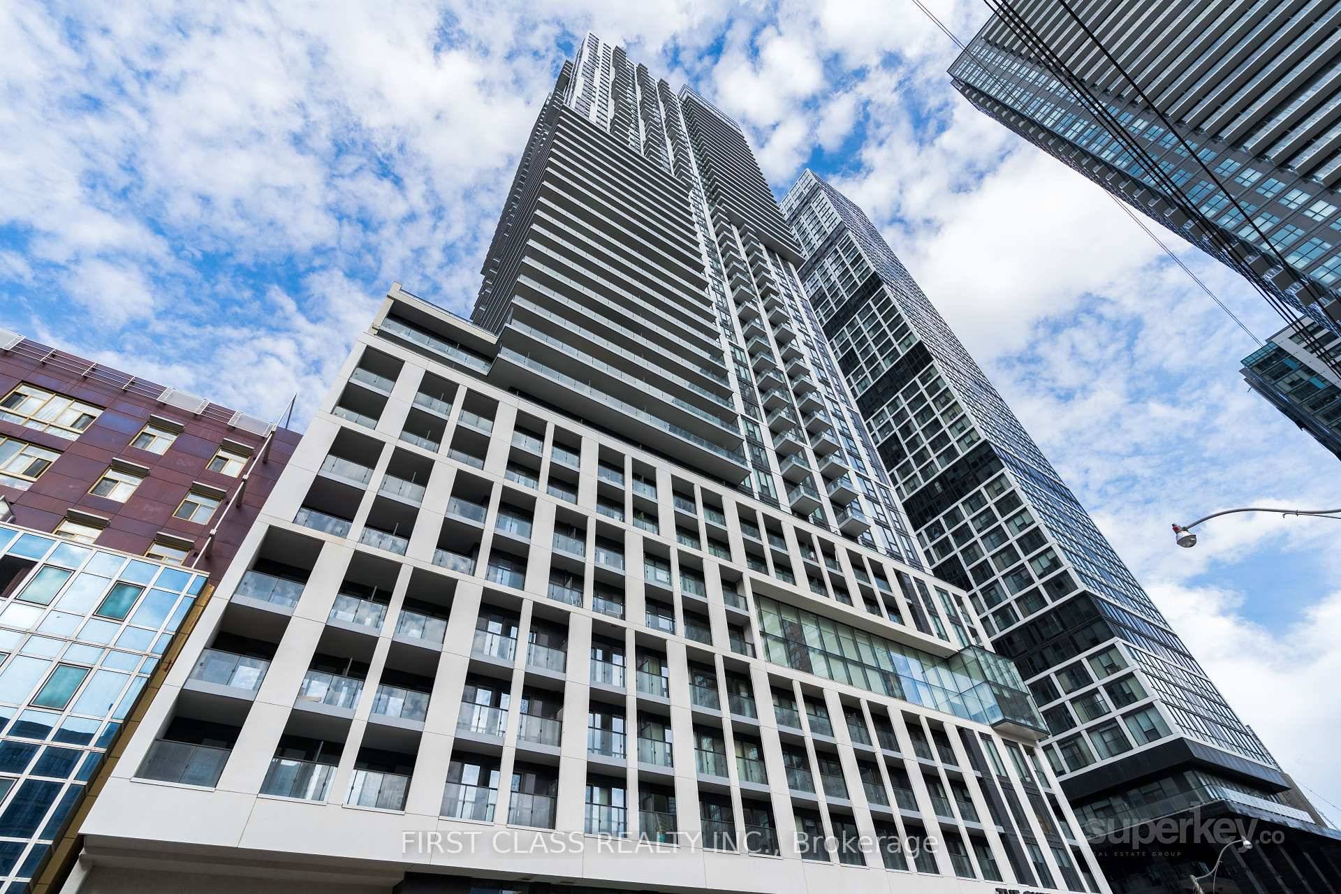 Rare 2 Bedroom Executive Corner Suite With Wrap Around Balcony Unobstructed Panoramic Views Of The Toronto Skyline amp ; Lake Ontario In The Heart Of Downtown !