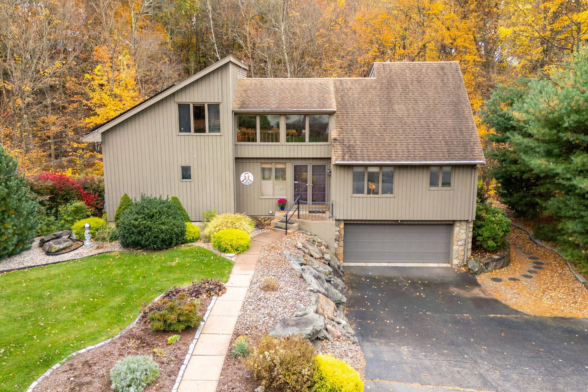 You'll fall in love with this beautifully maintained 3 BR, 2 BA contemporary offering a true connection to nature.