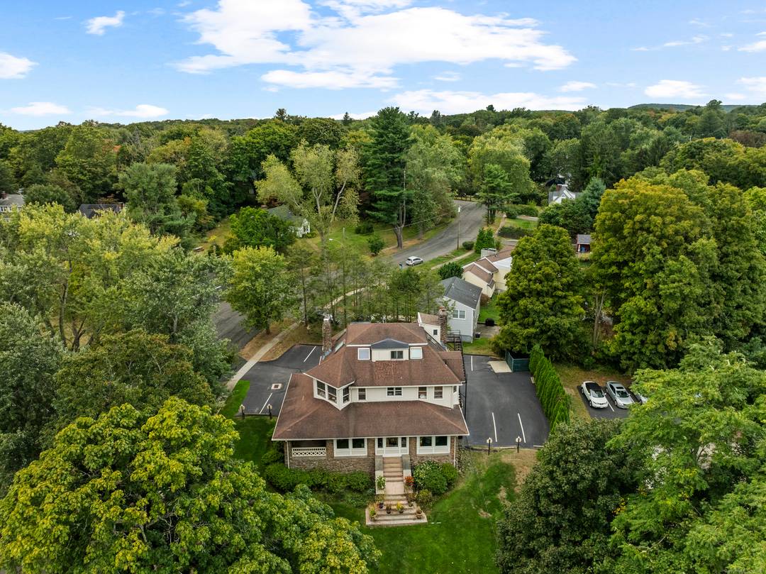 NEW CONSTRUCTION ! ! Step into an extraordinary space that has just been renovated, offering almost 2000 sqft, with 5 bedrooms, 2 full brand new bathrooms, a stunning new kitchen ...