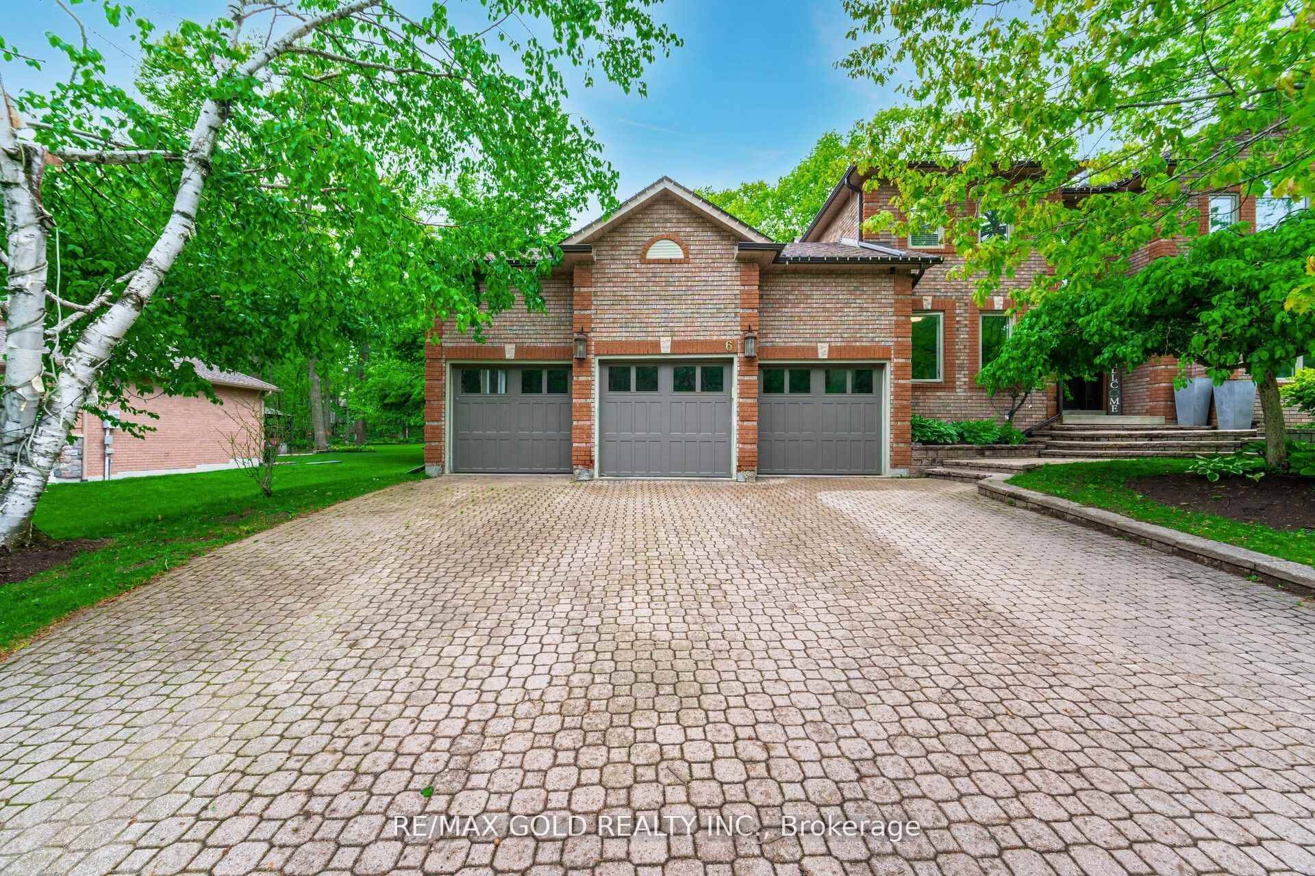 Aprx 3200 Sq Ft ! ! Welcome To This Luxurious amp ; Newly Painted Fully Detached 3 Car Garage Home In The Prestigious Stonegate Estates.
