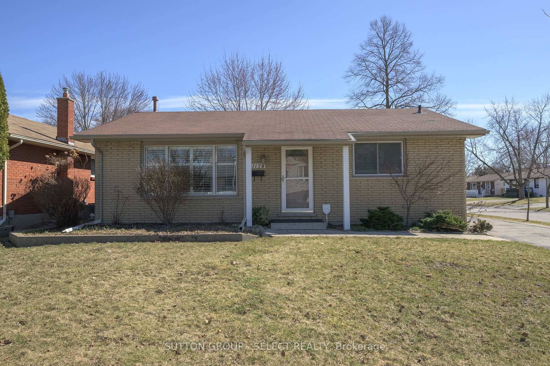 Wonderful White oaks offering describes this 3 bedroom, 2 bath home with finished lower level.
