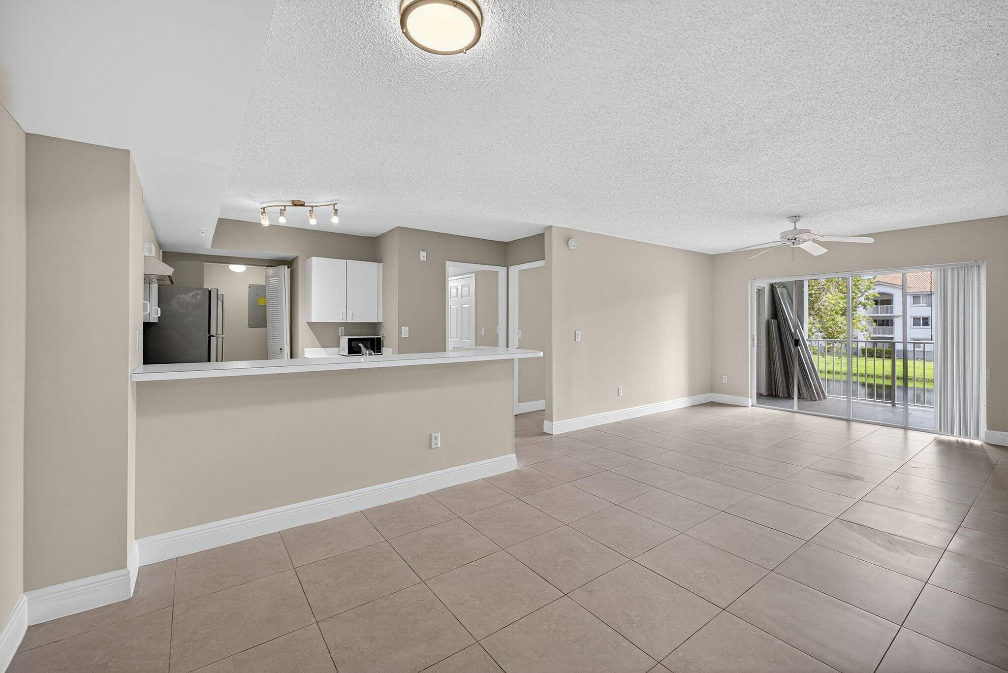 Welcome to Royal Grand Condominium in the heart of Davie.